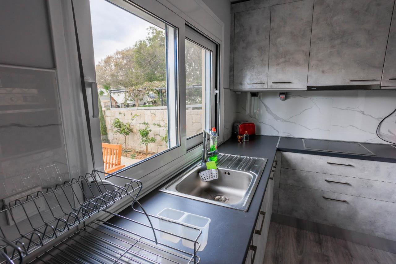 Electra Modern Apartment With Cozy Garden Ираклио Екстериор снимка